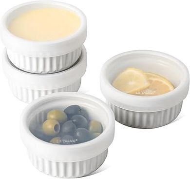 LE TAUCI Ramequins avec Couvercles en Silicone, 4 X 120 ml Ramequins Creme Brulee en Céramique Résistants au Four, Ramequins Empilables pour la Cuisson, la Trempette, le Dessert, Lot de 4, Blanc